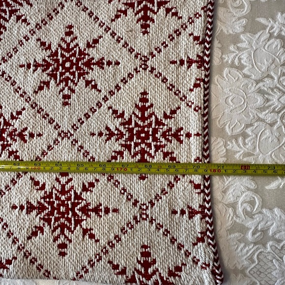 ❤️ Pier 1 Imports Snowflake Table Runner - Picture 3 of 4